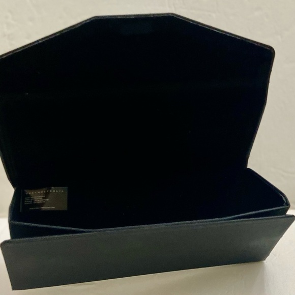 Two Sunglasses Cases- Quay and Ray Ban - Picture 11 of 12